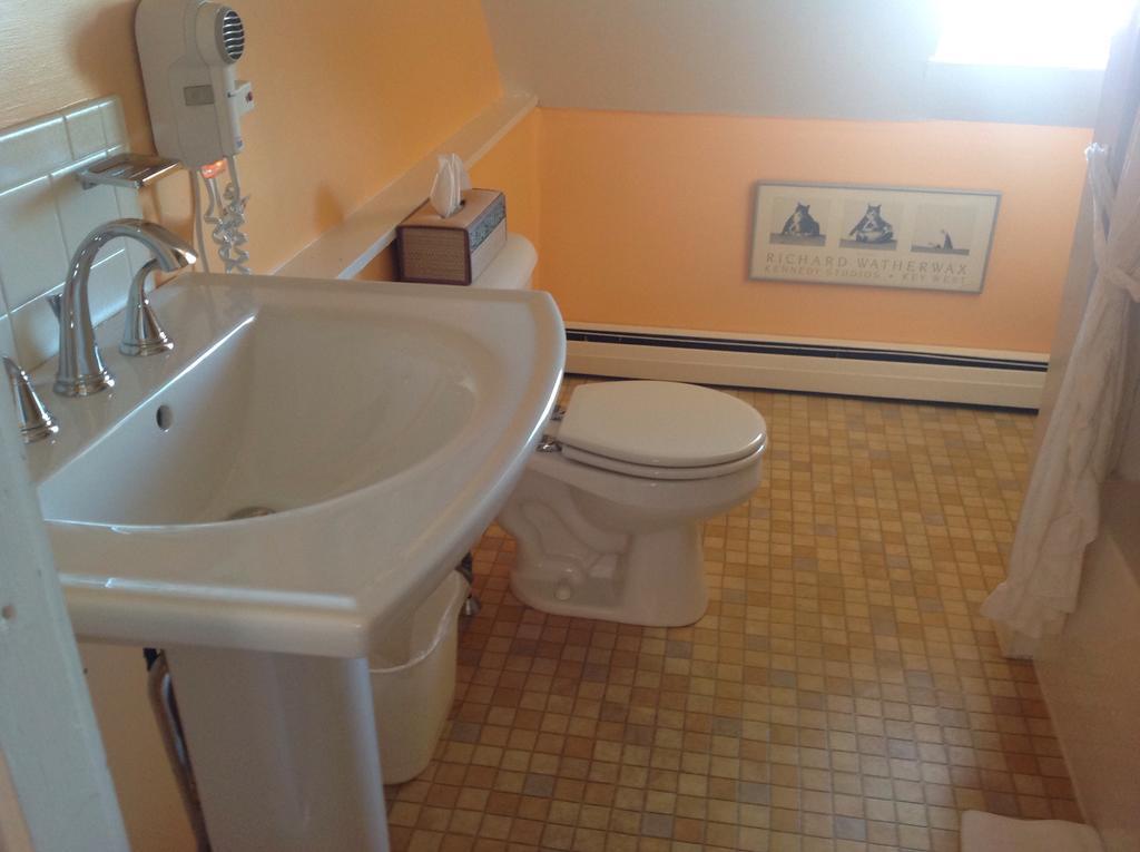The Bradford Carver Guest House Provincetown Room photo