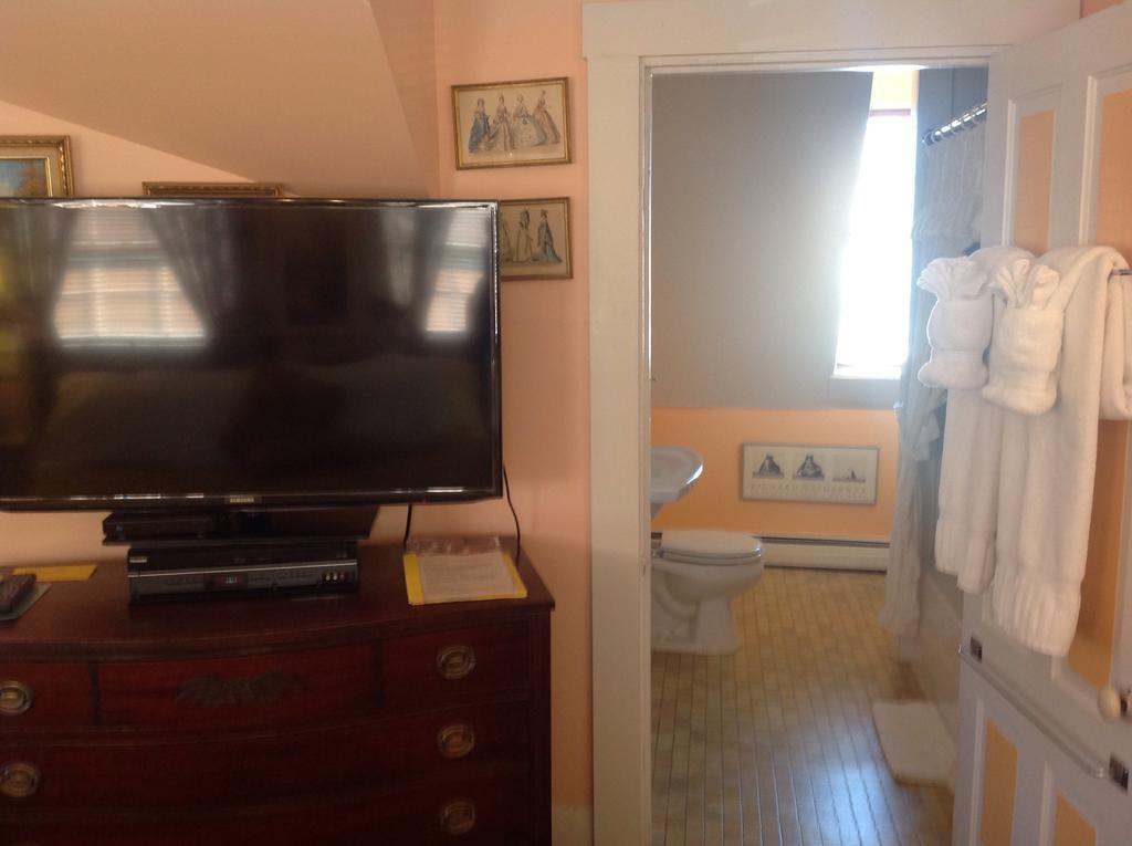 The Bradford Carver Guest House Provincetown Room photo