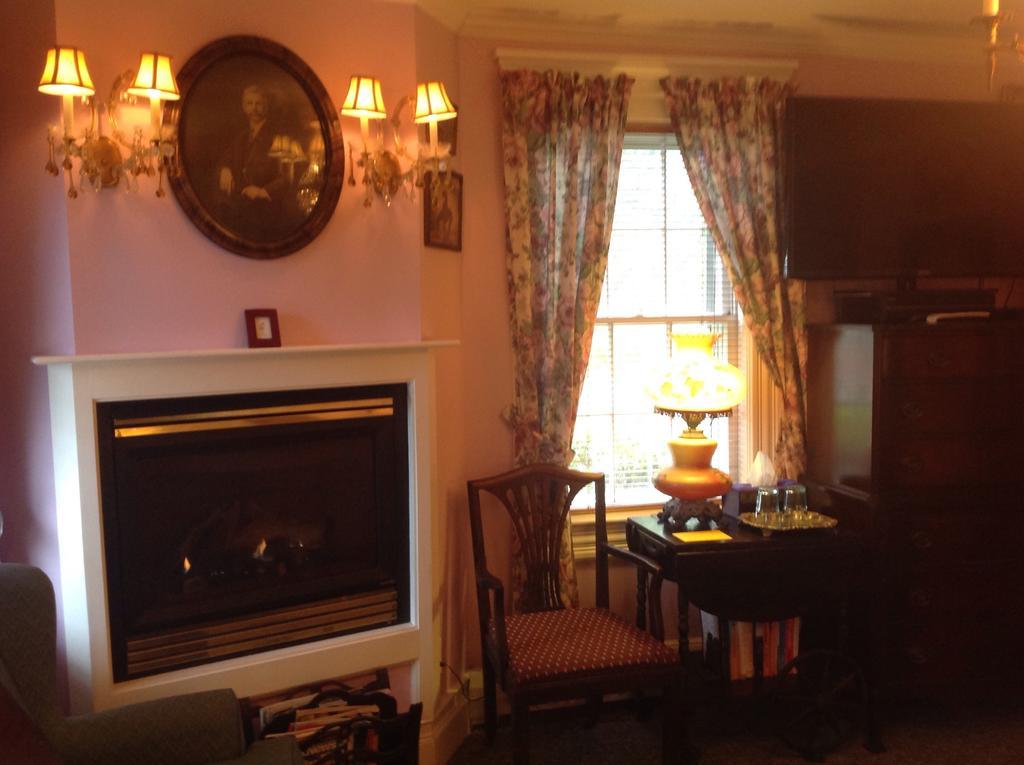 The Bradford Carver Guest House Provincetown Room photo