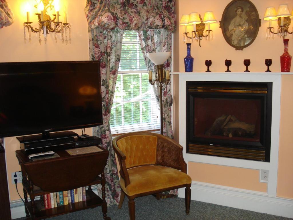 The Bradford Carver Guest House Provincetown Room photo
