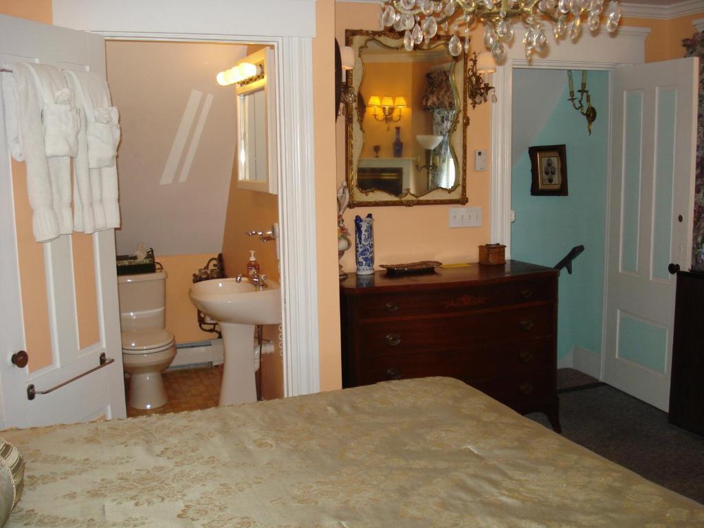 The Bradford Carver Guest House Provincetown Room photo