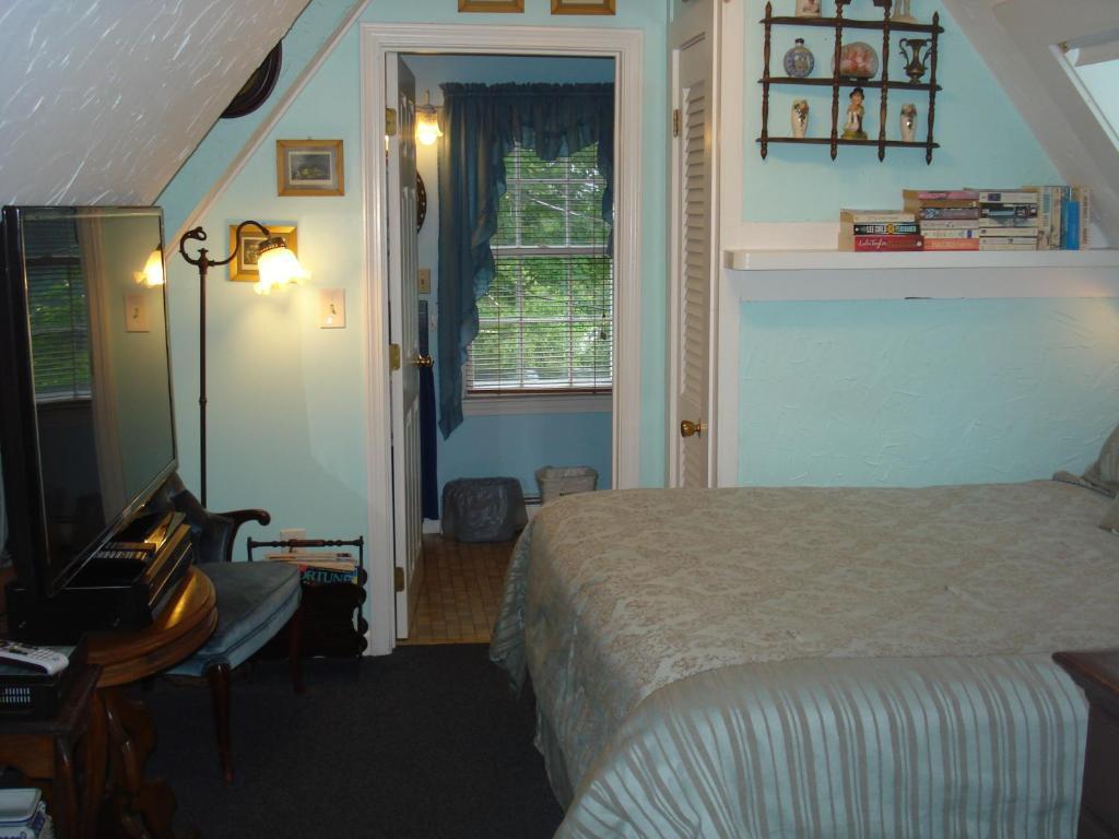 The Bradford Carver Guest House Provincetown Room photo