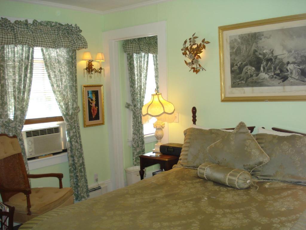 The Bradford Carver Guest House Provincetown Room photo
