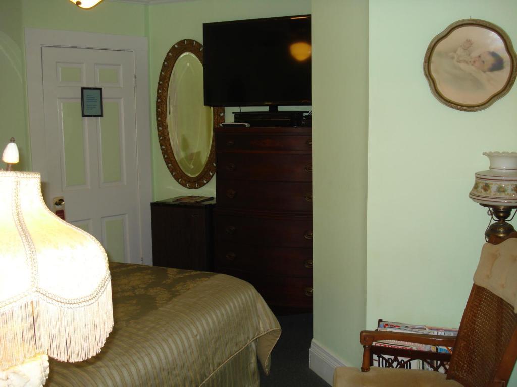 The Bradford Carver Guest House Provincetown Room photo